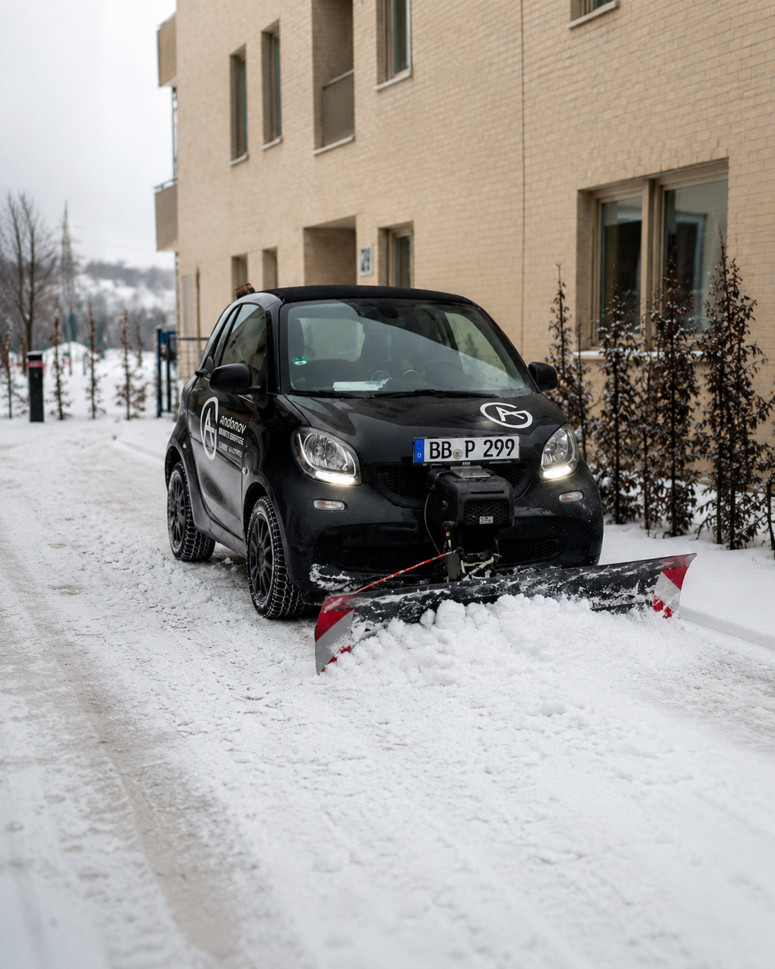 Andonov Smart Car räumt aktiv frischen Schnee vor Wohngebäude
